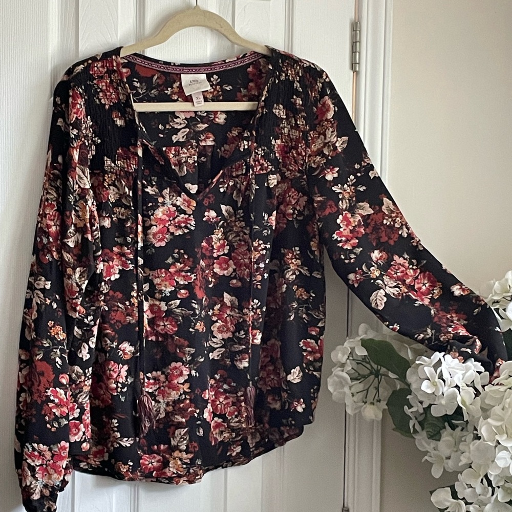 Knox Rose Black and Red Rust Floral Blouse, smocking, Tie, Long Sleeves Elastic